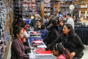 Compras de uniformes escolares repletan céntricas tiendas de Punta Arenas