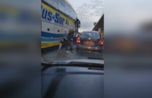 Violenta pelea en el Aeropuerto protagonizada por taxista y chofer de bus