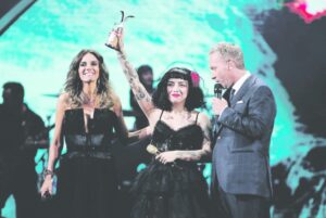 Mon Laferte obtiene gaviotas de plata y oro