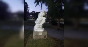 Encapuchados destruyen histórica escultura en la UdeC que rendía tributo a artista chilena