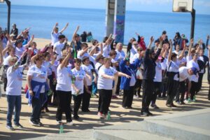 Adultos mayores demostraron su vitalidad con caminata y baile en la Costanera
