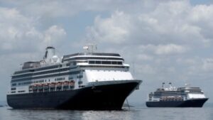 Cruceros con infectados de coronavirus cruzan el Canal de Panamá sin destino final claro