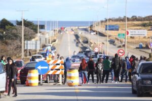 Cortaron la ruta: Magallánicos bloquearon el acceso camino al aeropuerto