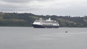 Crucero con 42 pasajeros sospechosos de Covid-19 navega frente a Chile