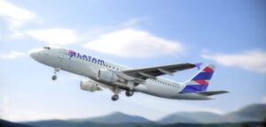 Latam transportará gratuitamente a personal médico y mantendrá vuelos a capitales regionales
