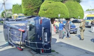 Tres lesionados en colisión con posterior volcamiento