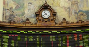 Anuncios del Gobierno alivian a la Bolsa de Santiago y el dólar modera su alza cerrando en $869