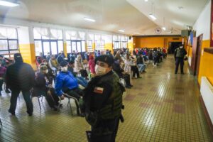 Adultos mayores continúan con larga espera para vacunarse contra la Influeza