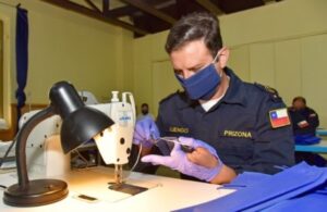 Sastres de la Armada de Chile trabajan en confección de mascarillas