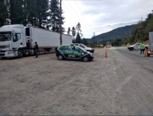 Policía argentina retuvo en sus cabinas a  tripulantes de 18 camiones chilenos