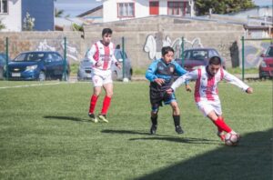 Resultados positivos para los visitantes en el cierre de los partidos de ida en el torneo regional