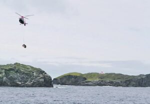 Tareas de reabastecimiento y relevo de la dotación de faros australes