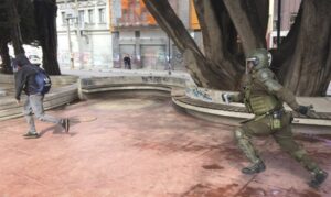 Escolares abandonaron clases y realizaron marcha que terminó en serios incidentes este mediodía