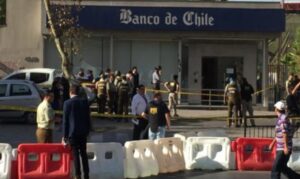 Dos carabineros y un cliente lesionados deja asalto a sucursal bancaria en Estación Central