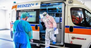 345 muertes en el último día por coronavirus en Italia: decesos a nivel mundial llegan a los 7.800