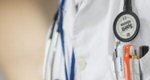 Confirman Covid-19 en médico sobrino de Cecilia Morel: lo acusan de no respetar cuarentena