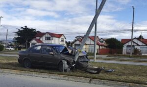 Conductor se estrelló contra poste en Avenida Costanera