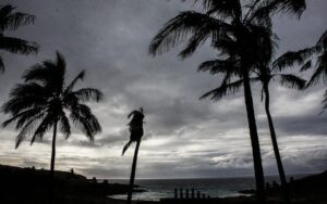 Marejadas de hasta tres metros se esperan para este jueves y viernes en las costas de Rapa Nui