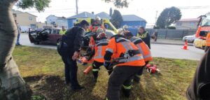 Colisión por alcance involucró tres vehículos y dejó a una conductora lesionada