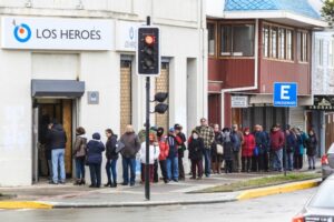 Gobierno y supermercados buscan soluciones para adultos mayores