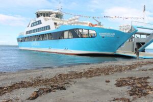 Tabsa bautizó ayer el nuevo ferry Kawéskar que unirá el continente con la isla de Tierra del Fuego