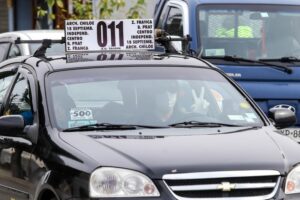 Conductores de servicios de transporte realizan su labor con mascarillas y guantes