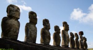 Formalizan a hombre que chocó Moai en Rapa Nui: quedó con arraigo insular y firma mensual
