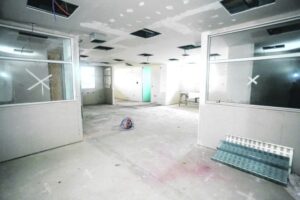 Cables sueltos, tierra y escombros: la realidad del SAR Damianovic que estaría listo con 2 años de retraso