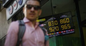 Dólar traspasa los $850 y llega a nueva máxima histórica en medio de pánico mundial por coronavirus