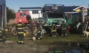 Incendio destruyó camión de transporte de ganado