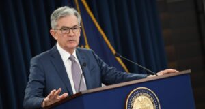 Reserva Federal baja tasa de interés referencial en 0,5 y hace caer dólar en Chile