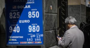 Dólar y euro están sin piedad ante el peso y anotan máximas históricas: $842 y $965, respectivamente