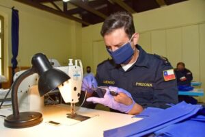 Sastres de la Armada de Chile trabajan en confección de mascarillas