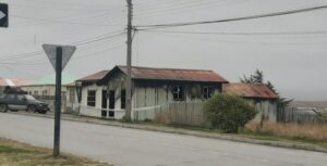 Incendio arrasó con vivienda en Porvenir y dejó a dos personas damnificadas