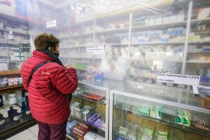 Farmacias atienden al público con restricción de acceso