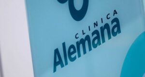 Clínica Alemana: sospechoso de Covid-19 golpeó a médico, bajó la mascarilla a enfermera y la escupió