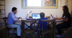 Despachan a ley regulación del teletrabajo: empleadores deberán costear medios para implementación