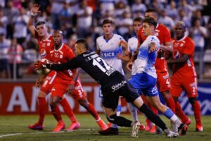 América de Cali venció a la UC en Santiago y la complica en Copa Libertadores