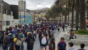 Estudiantes secundarios y carabineros se enfrentan en Valparaíso, Concepción y Puerto Montt