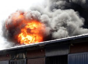 Avanza investigación para esclarecer causas de incendio en bodegas