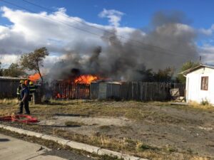 Incendio destruyó tres galpones en Laguna Blanca