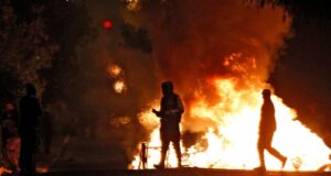 15 detenidos por infringir toque de queda para hacer barricadas y atacar a Carabineros en Peñalolén