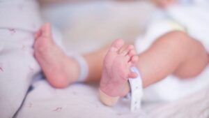 Expertos recomiendan que madres den pecho a sus hijos con mascarillas