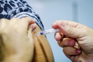 Programa de vacunación antinfluenza continúa con entrega a domicilio