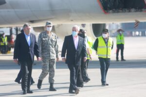 Piñera recibe cargamento con ventiladores mecánicos provenientes de Europa