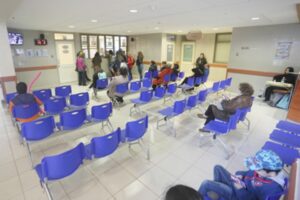 Farmacia del Hospital Clínico entrega medicamentos a domicilio en 48 horas
