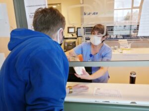 Hospital de Natales refuerza el uso obligatorio de mascarillas