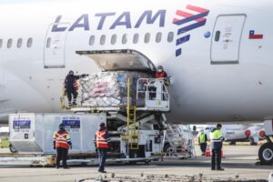Latam realizó ayer operativo solidario  que trasladó equipamiento médico