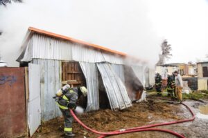 Incendio destruyó vivienda en toma de Prolongación Enrique Abello y vecinos levantaron barricadas en reclamo tras ser descolgados de la luz