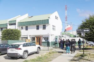 Noche de furia: sujeto llegó a la casa de familiar en estado de ebriedad y comenzó a destrozar su auto y amenazarlos de muerte en plena cuar